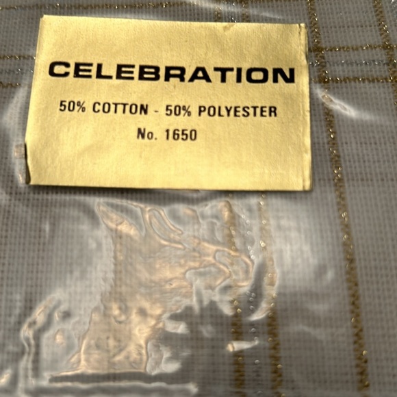 NWT 70” round Holiday Table Cloth - Picture 2 of 9